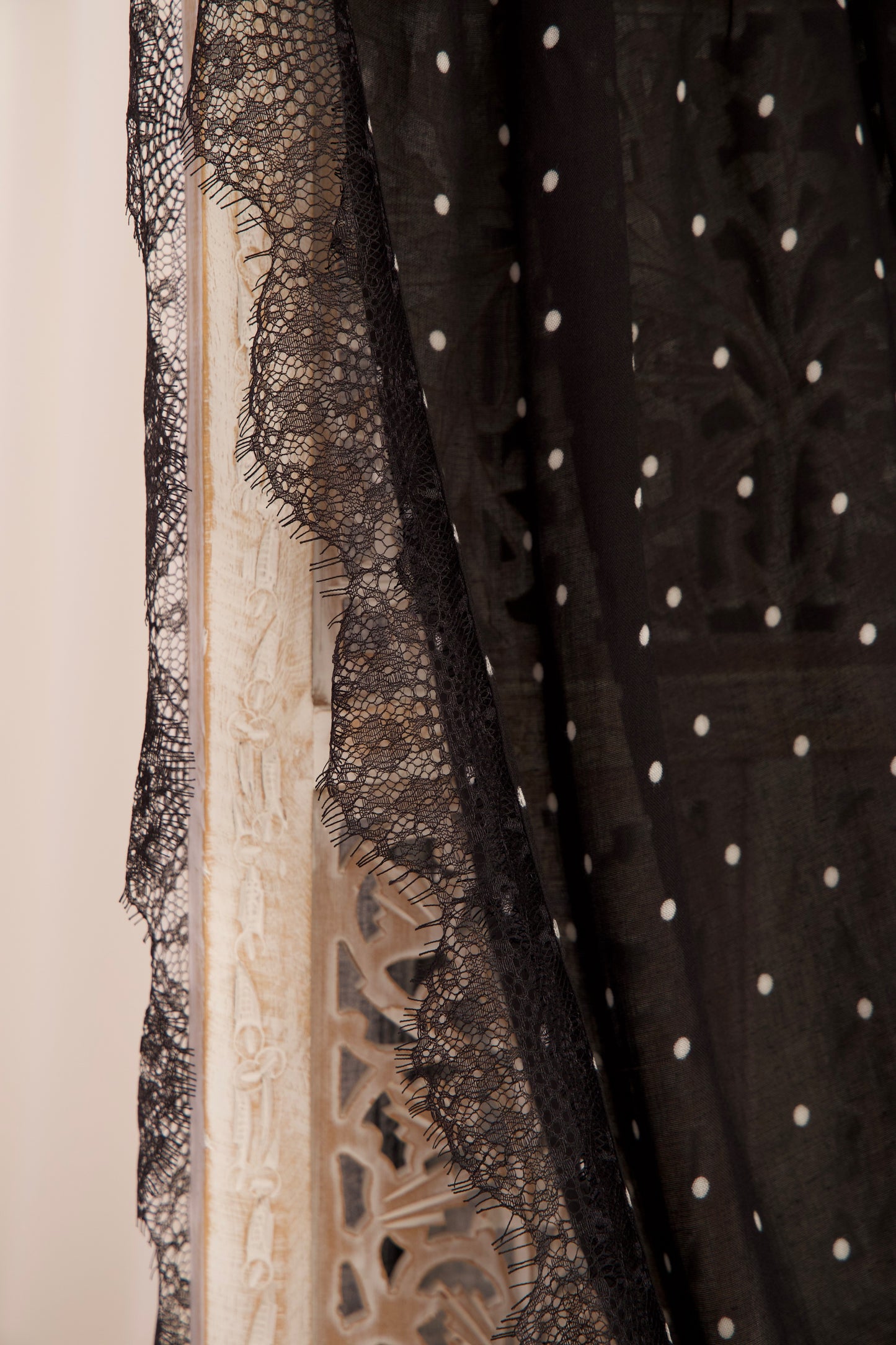 NOIR POLKA LACE